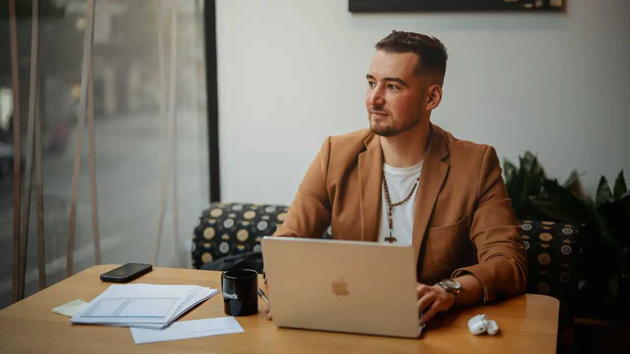 Jakub Tomaštík při práci s klientskou dokumentací